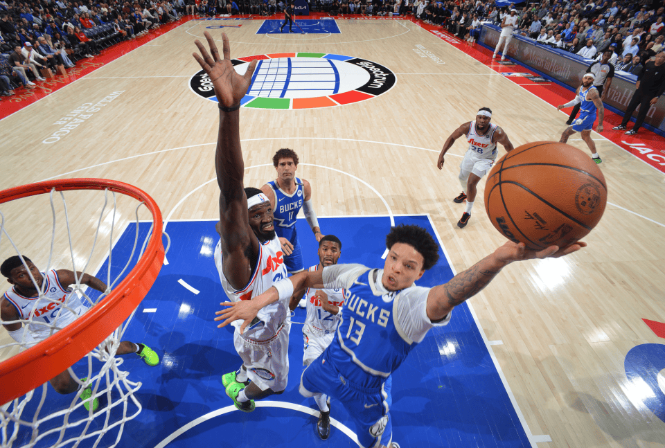 NBA季后赛：雄鹿横扫对手晋级